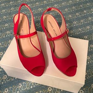 True red sz 7.5 Antonio Melani peek toe pumps